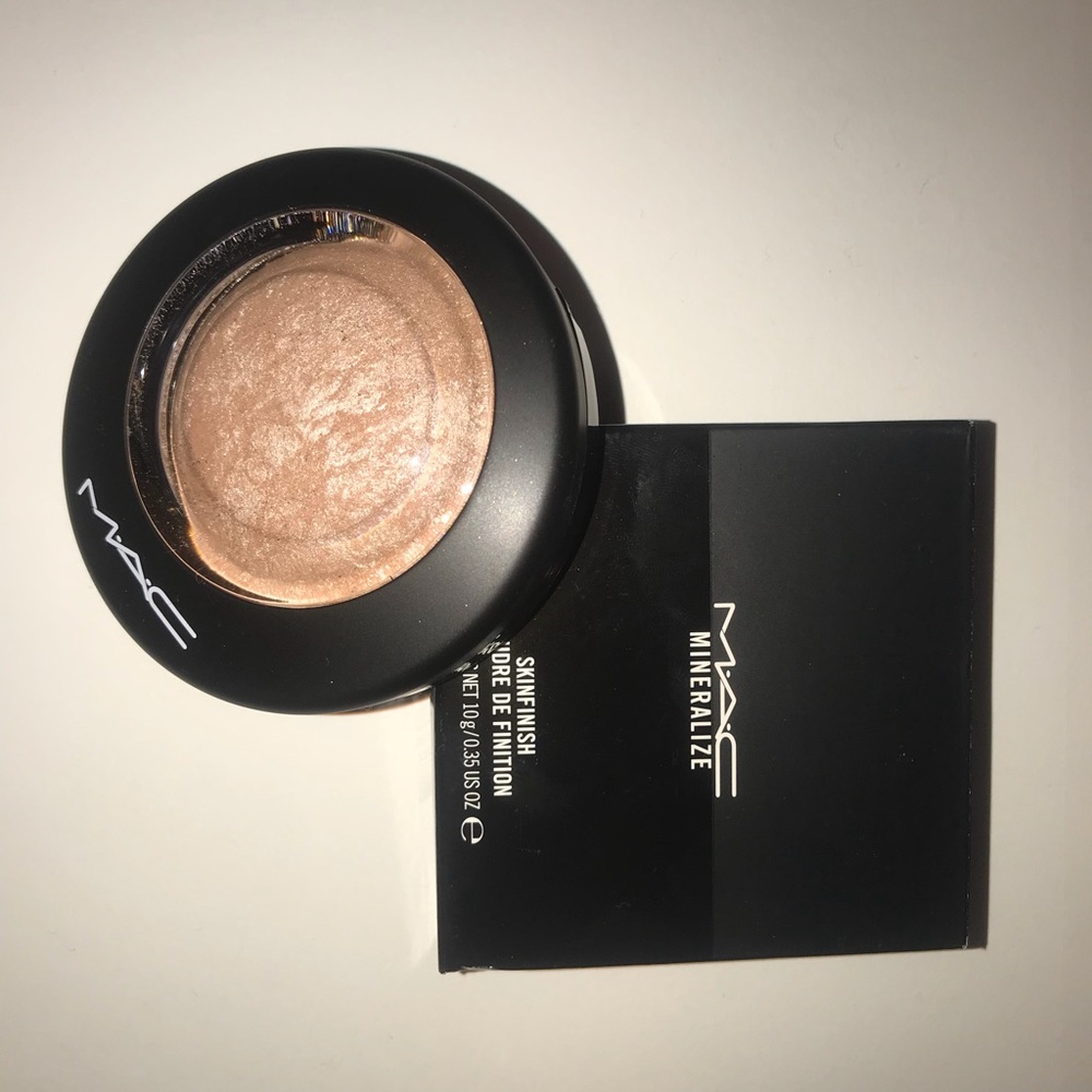M.A.C. Mineralize highlight in “skinfinish”